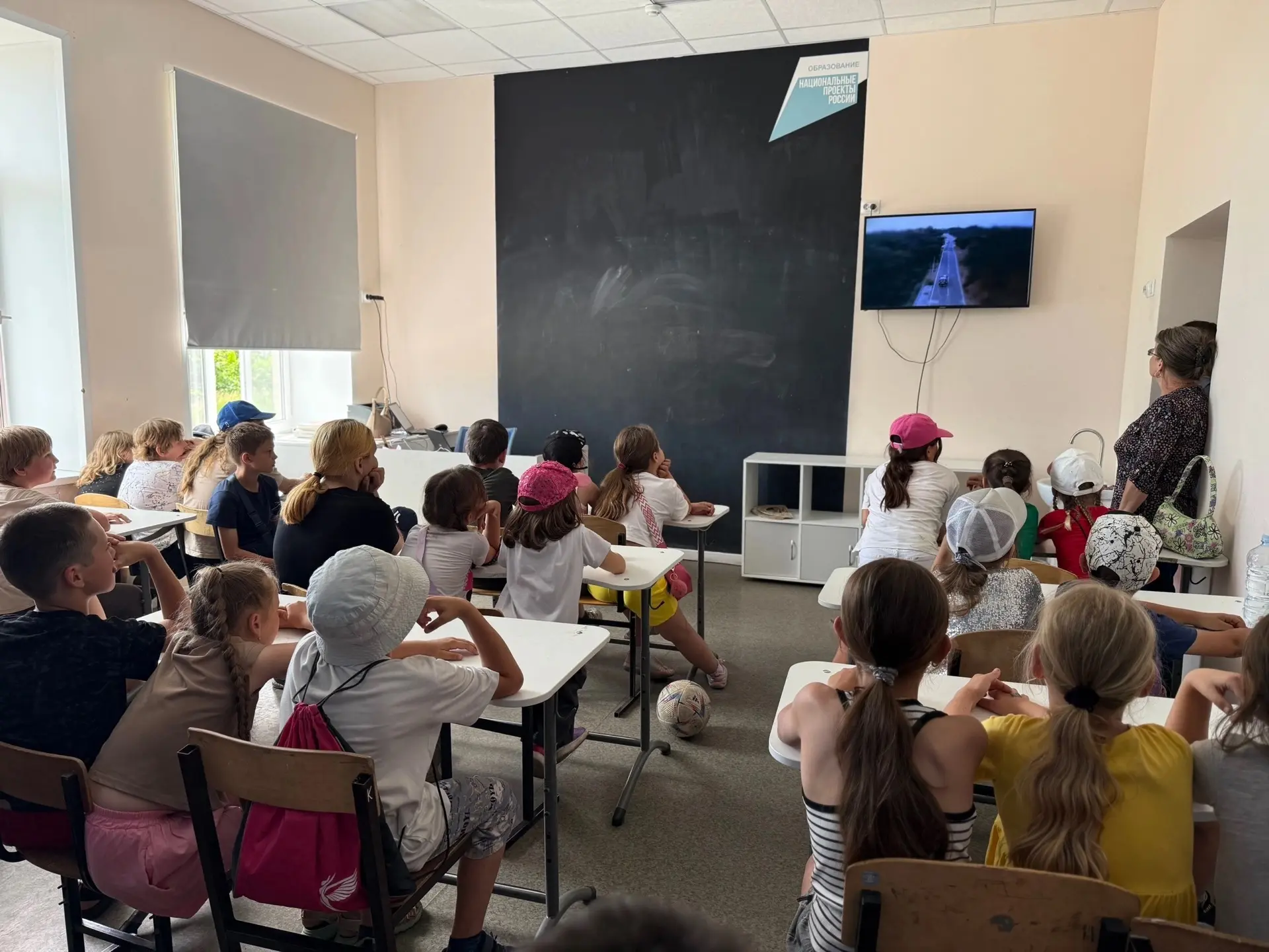 📽️ В пришкольном лагере «Солнышко» состоялся кинопоказ,учащиеся посмотрели документально‑художестве