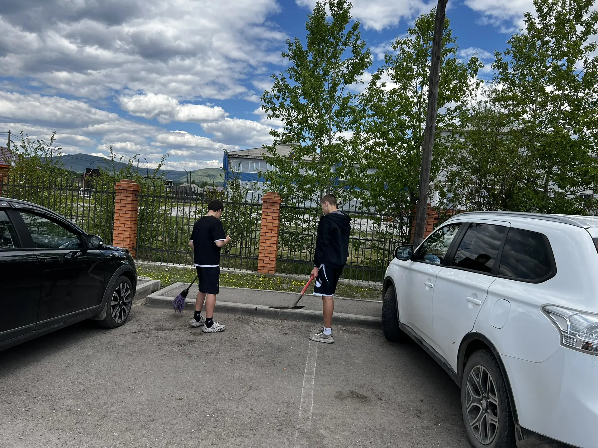 Лето — это не только каникулы и солнце, но и время делать школу чище и уютнее. Последние две недели 