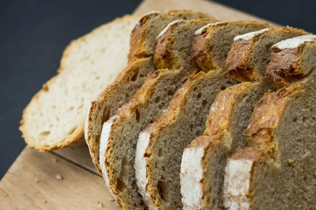 🍞 Не берите нарезной хлеб

Ломтики в полиэтиленовой упаковке портятся быстрее: из-за увеличенной пл