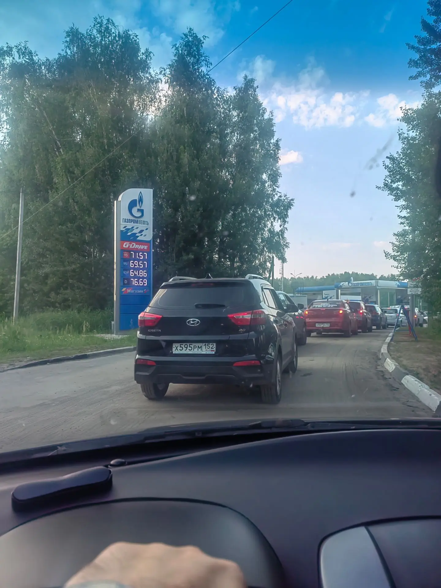 Газпром на бору на кольце в Неклюдово
Пробка на час с небольшим
Есть весь бензин

ГДЕ БЕНЗИН НН? 👈�