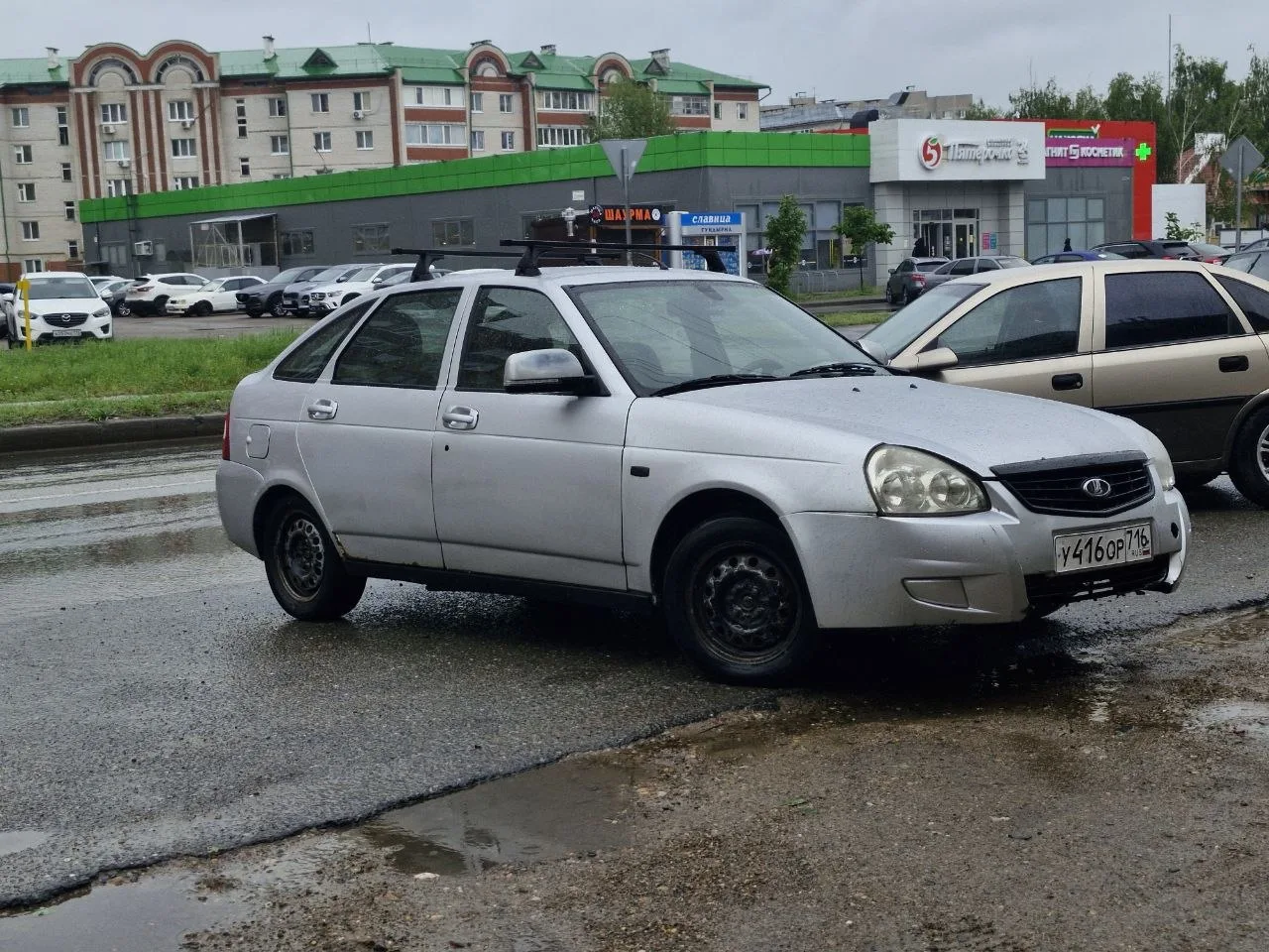Приора от собственника 
2011г 
Пробег 192к
Цена 150к
Крашены 2 двери 
Все обогревы
Датчики света дож