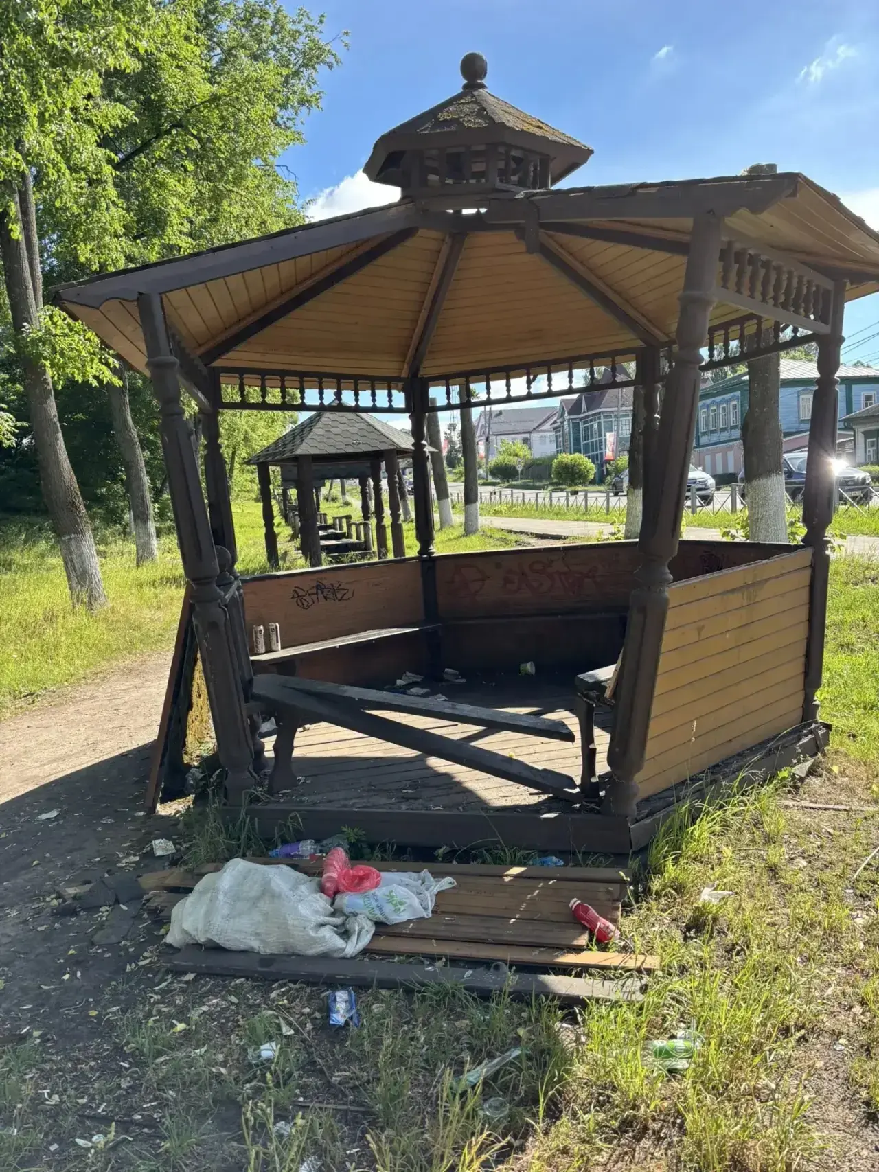 Городское имущество в Киржаче вновь пострадало от рук вандалов. В одном из общественных мест разруше