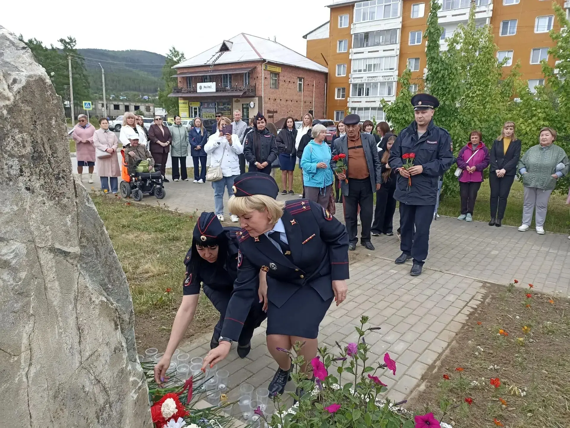 🕯️⭐Свечи памяти зажгли на севере Байкала 

👮‍♂️🫡 Сотрудники Северобайкальского ЛО МВД России на т
