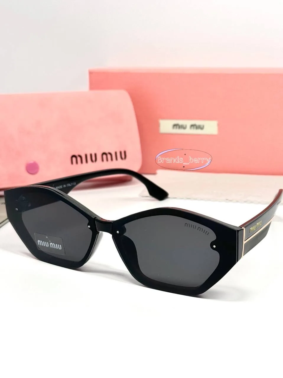 #Miumiu

◽️Женские
◽️Одни очки 
◽️Цена: 1990 ₽ 
◽️Полным Набором:
Коробка , футляр, фирменная салфет