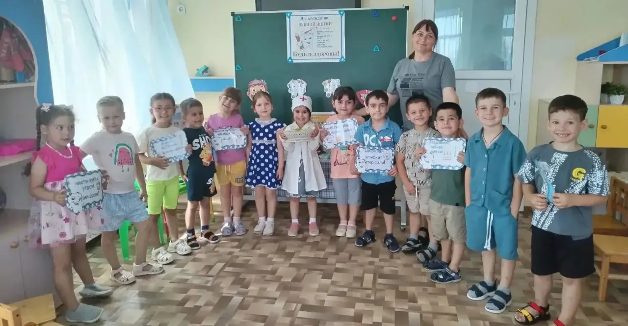 В средней группе" Фантазеры" прошел тематический час "День рождения зубной щетки". Была проведена по