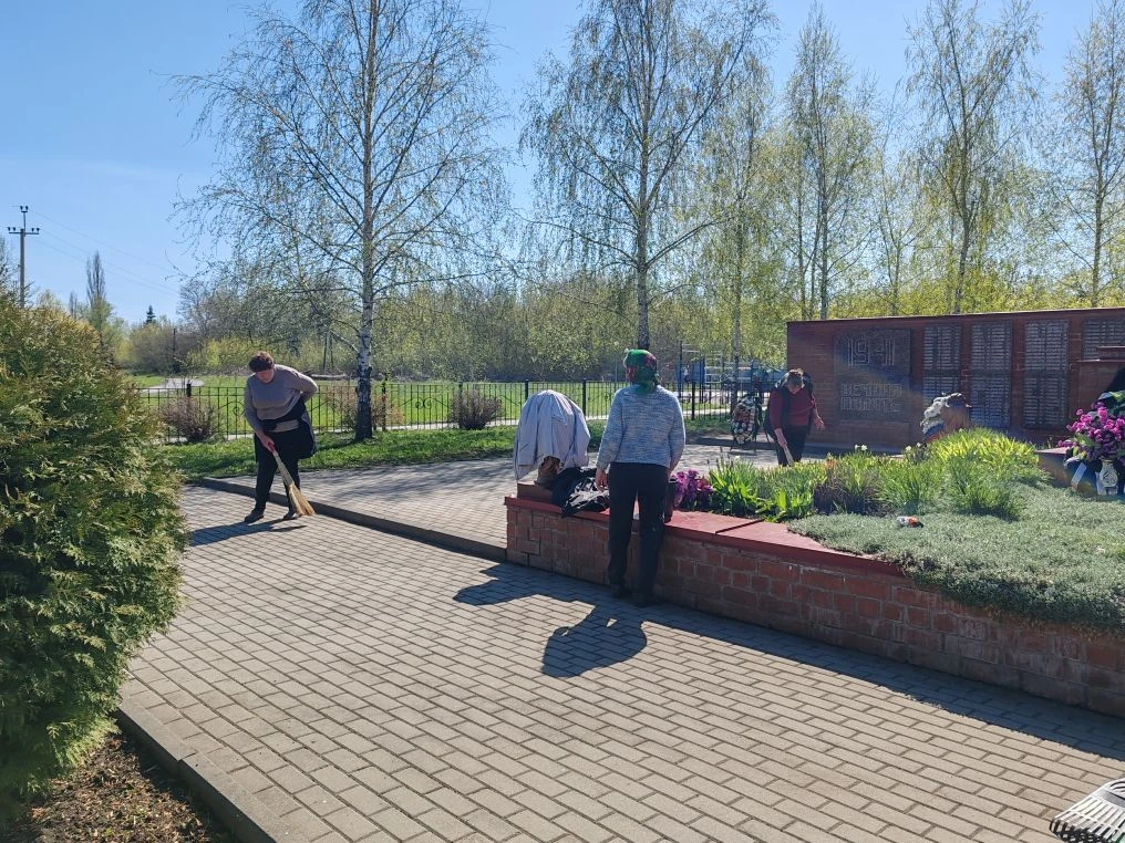 В рамках месячника по благоустройству территории Синелипяговского сельского поселения сегодня  побел