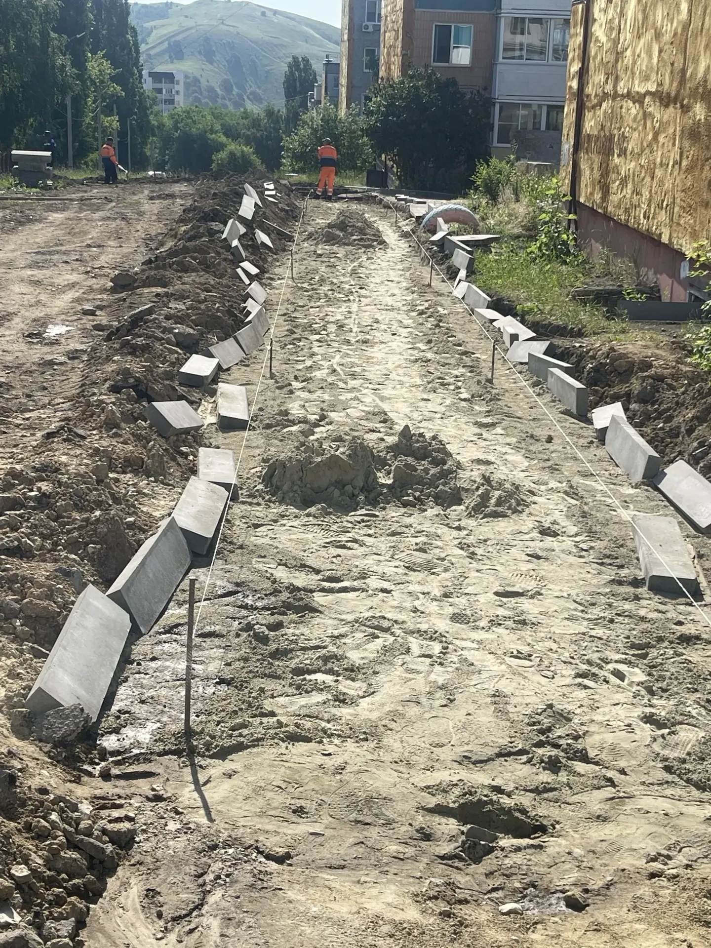 Органнизованы работы по обустройству тротуара в мкр.Северный вдоль дома № 52 по ул. Волгоградская.

