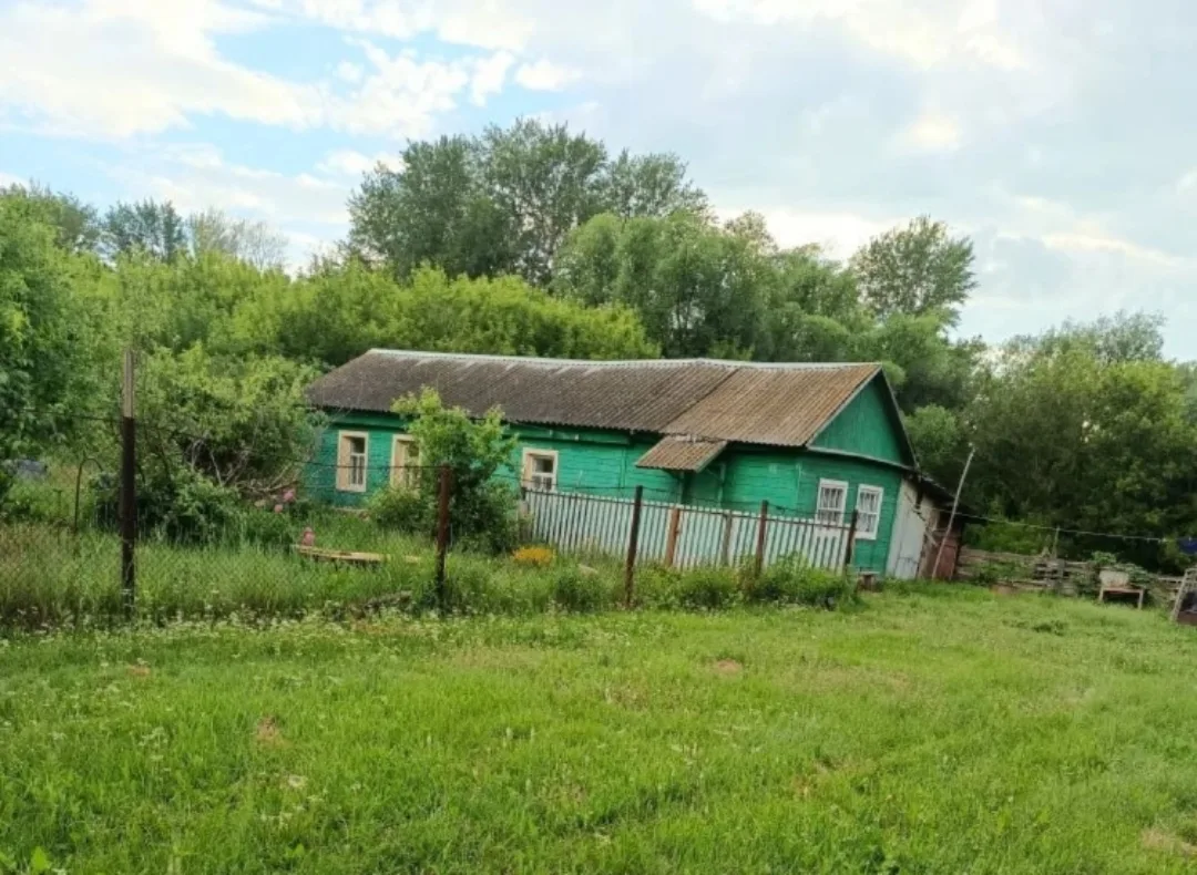 Продаётся дом. В доме есть газ, вода  ,слив , ванна и туалет. Счётчик на газ и воду заменены на новы