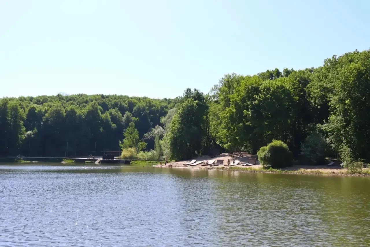 🏖️ Пляжный сезон открыт! С сегодняшнего дня ждем отдыхающих:

🌳 в парке «Светлоярский», со стороны
