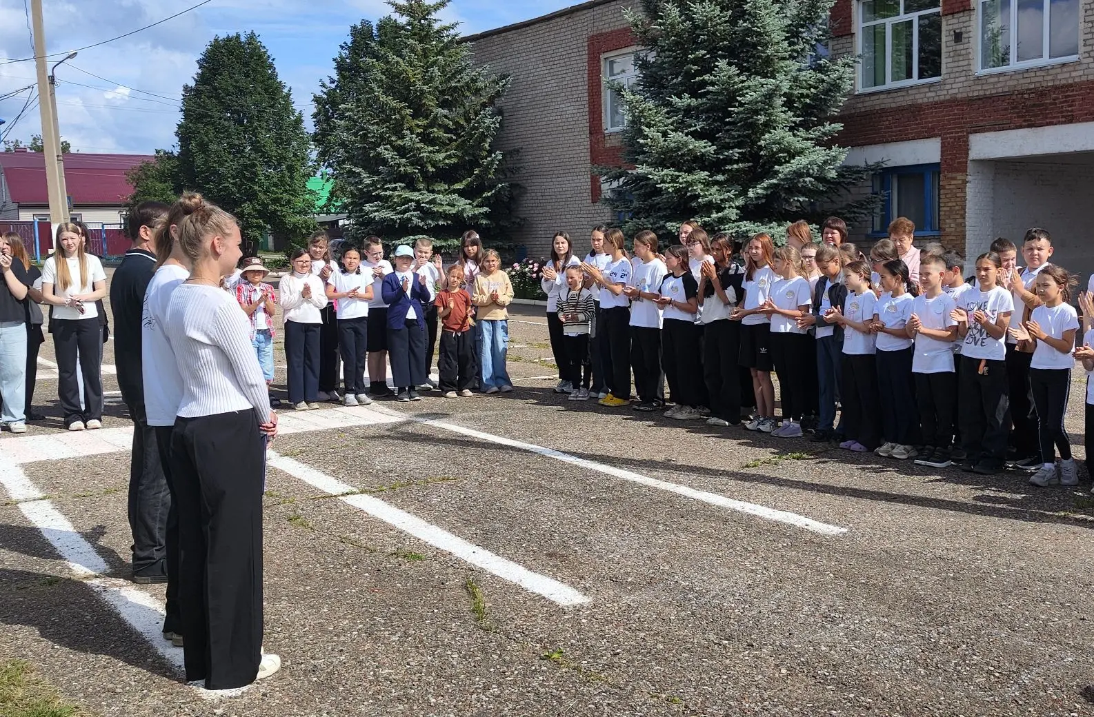 🇷🇺 ДЕНЬ В ЛАГЕРЕ НАЧАЛСЯ С ГЛАВНОГО

В преддверии Дня России в пришкольном лагере «Солнышко» утро 