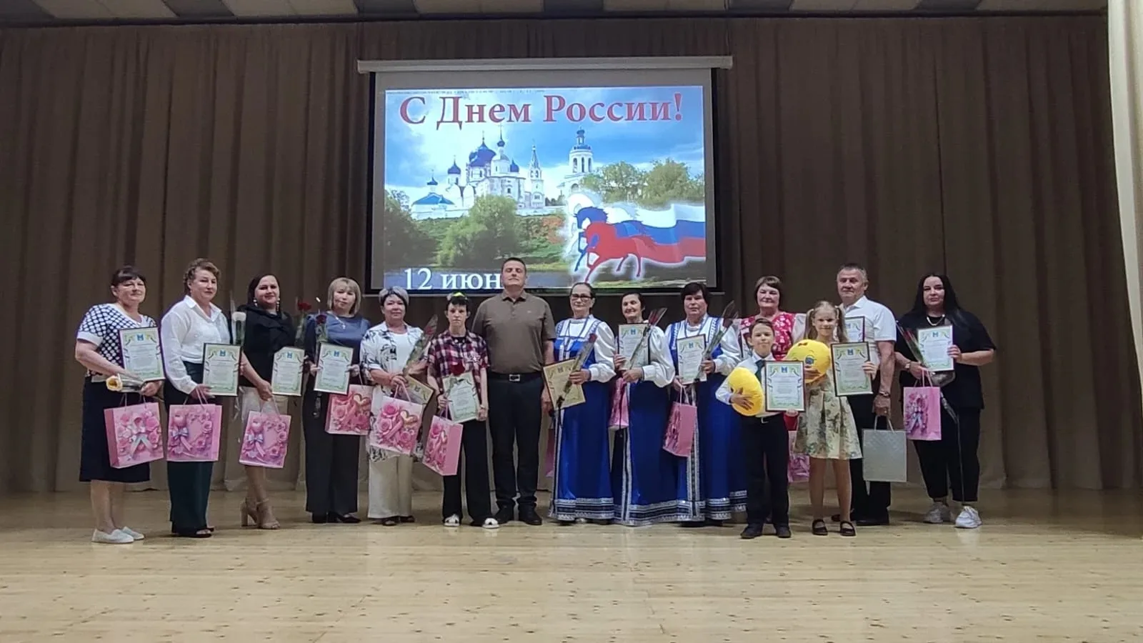 В честь празднования "Дня России" благодарственные письма были  вручены  нашим коллегам Бердниковой 