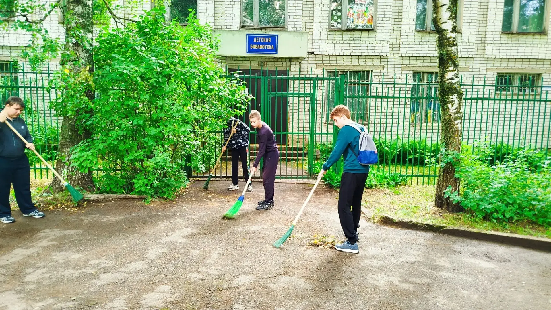 В школе продолжает работу лагерь труда и отдыха для обучающихся 14 - 16 лет