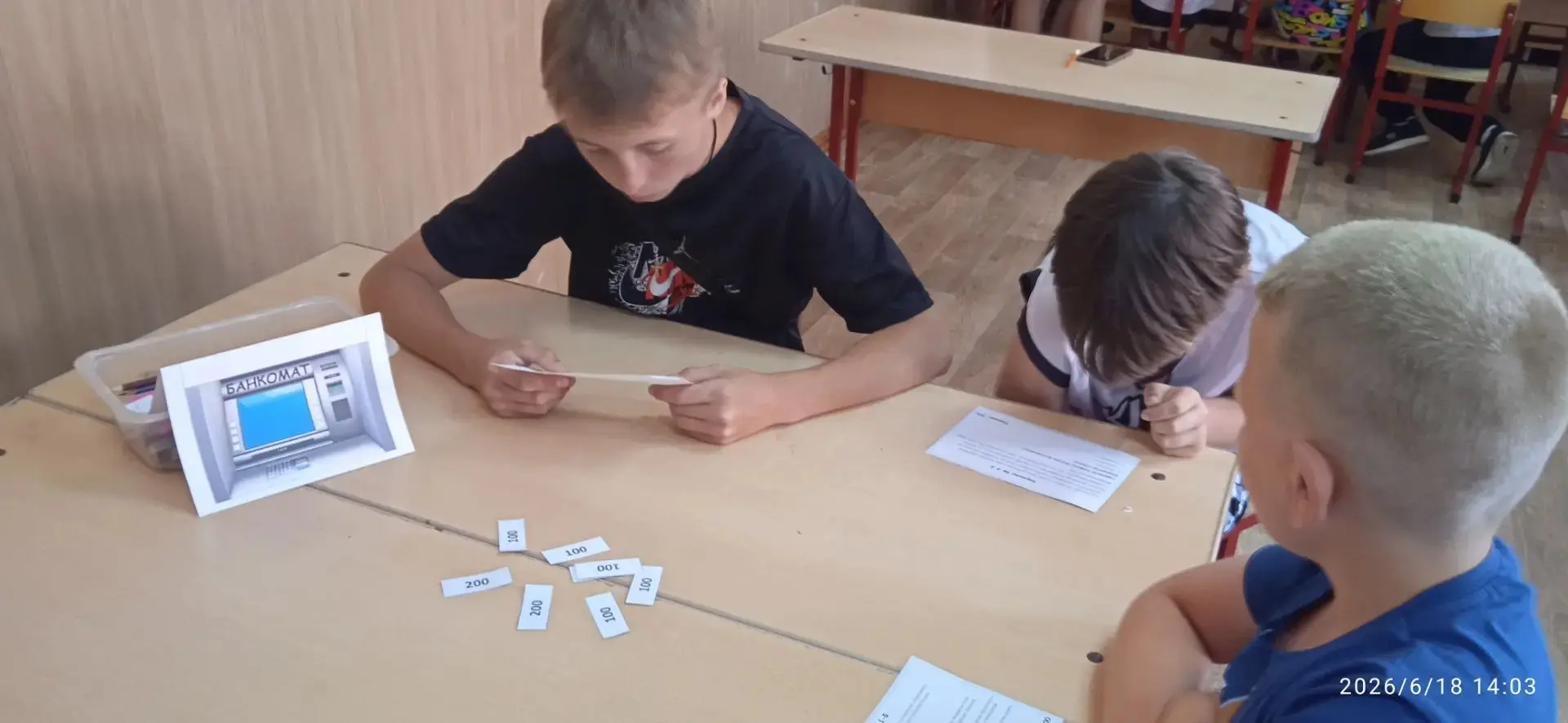 Сегодня ребята из 2 отряда приняли участие в деловой игре "Финансовая безопасность". Участники игры 