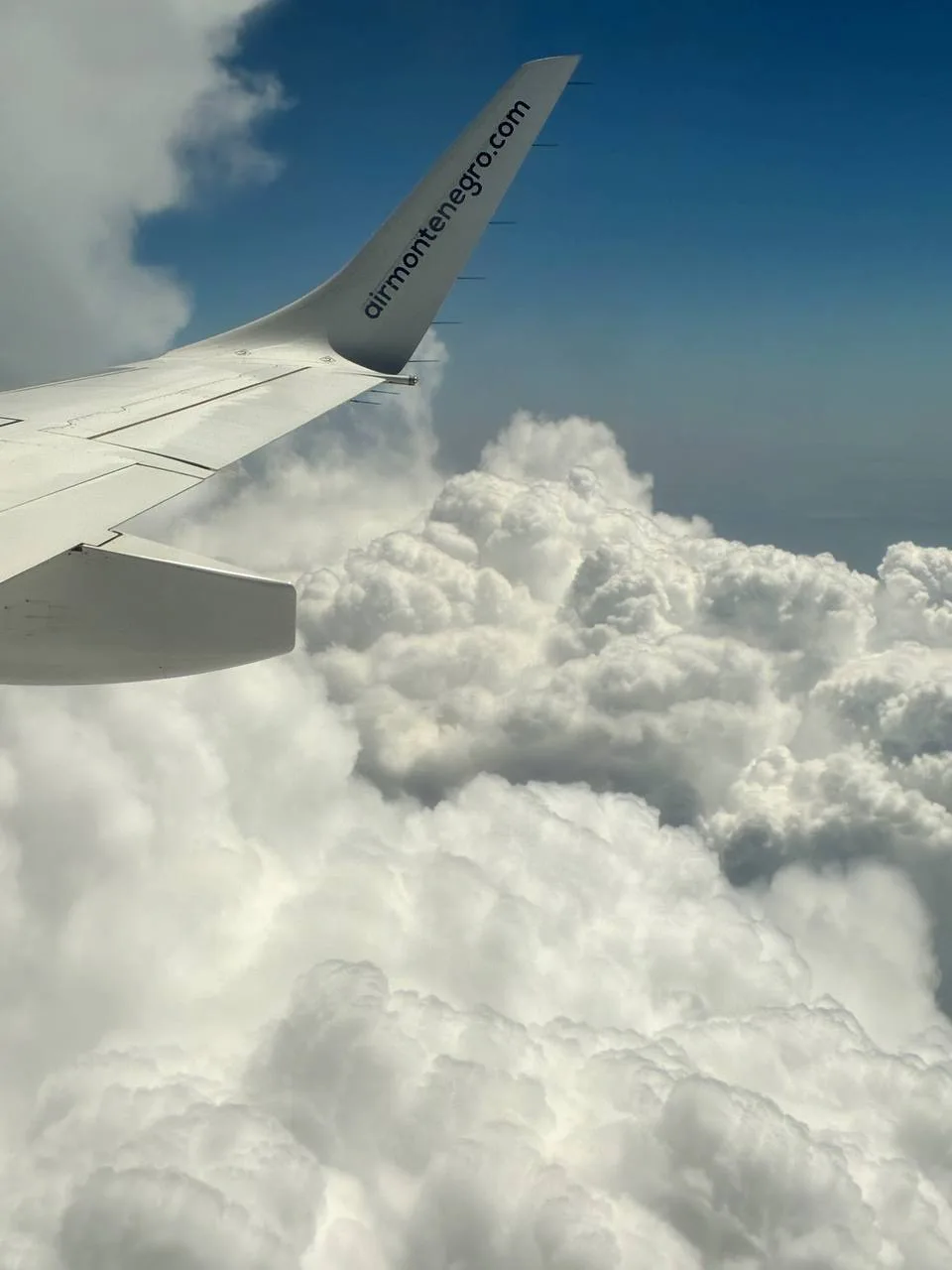 ✈️ Что-то Черногория не хотела нас отпускать: вылет из Тивата задержали сначала на час, потом нас по