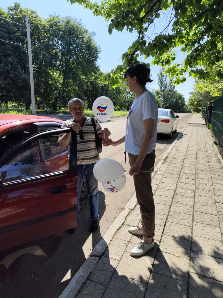 10.06.2026г.
МБУ "Октябрьский СДК" приняли участие в акции по раздаче символики к празднику "Дня Рос