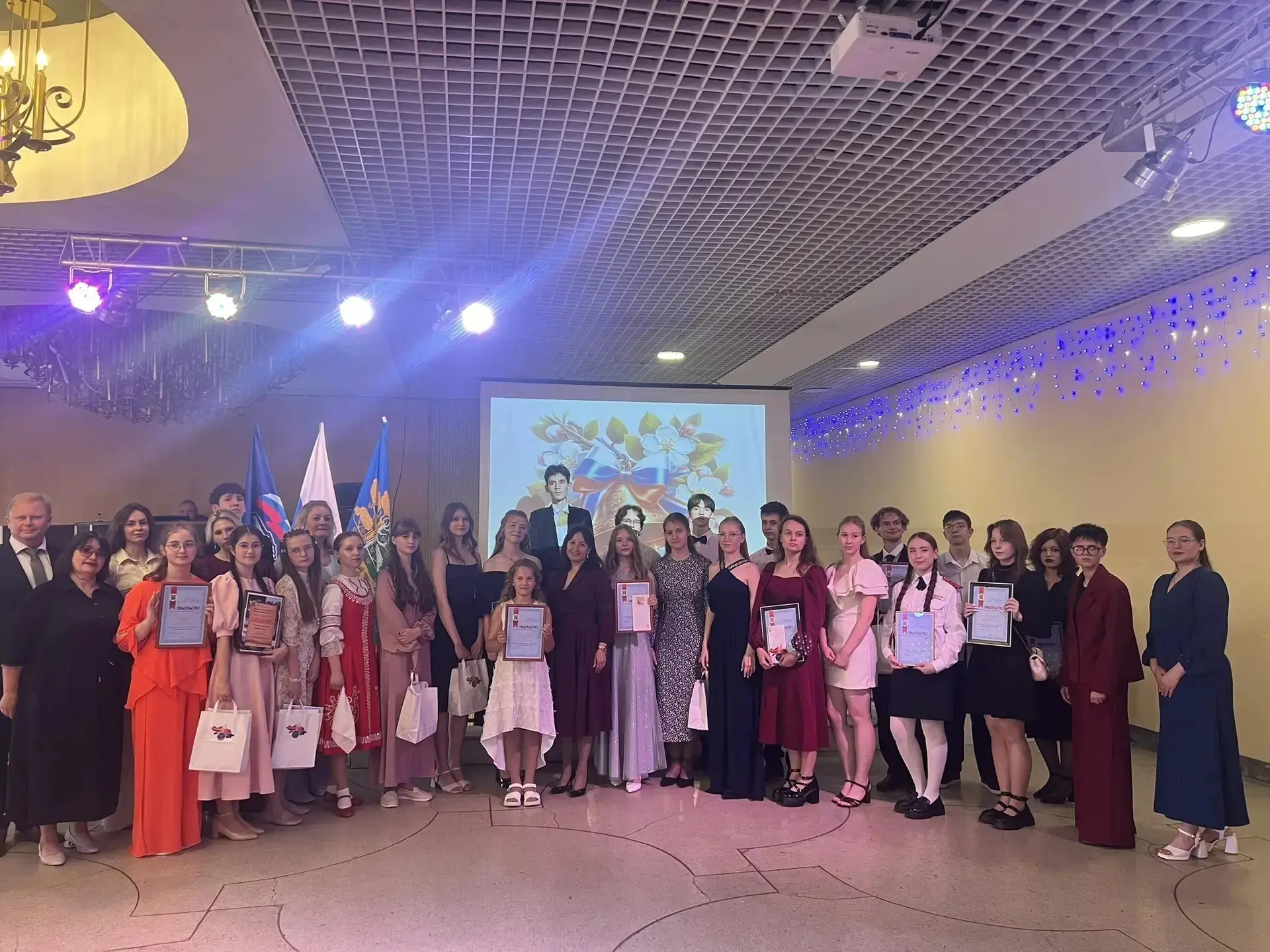 🏆БАЛ ВЫПУСКНИКОВ💃🕺
💫Бал выпускников Кирово-Чепецкого района собрал лучших выпускников 9-х и 11-х