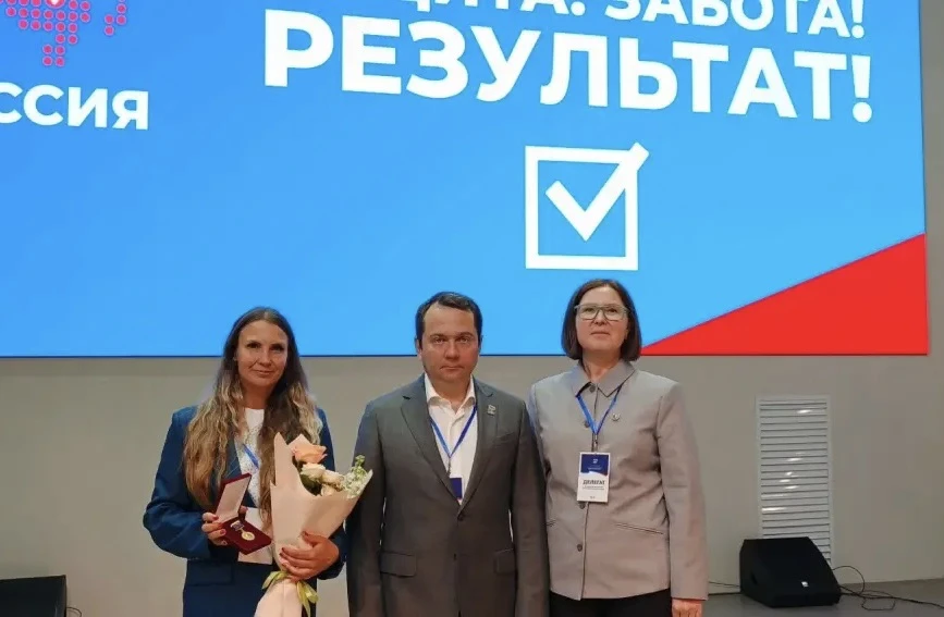С исполнительным секретарём Терского местного отделения партии «Единая Россия» Кошевой Илоной принял