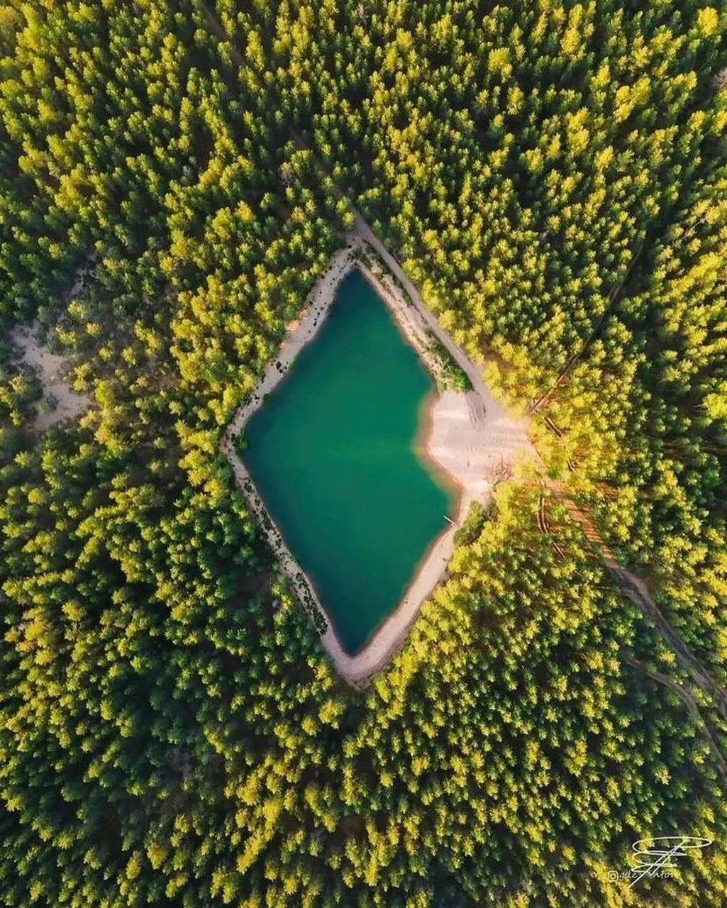 🏝Необычное озеро-ромб
в Ленинградской области

В Выборгском районе, неподалёку от известного озера 