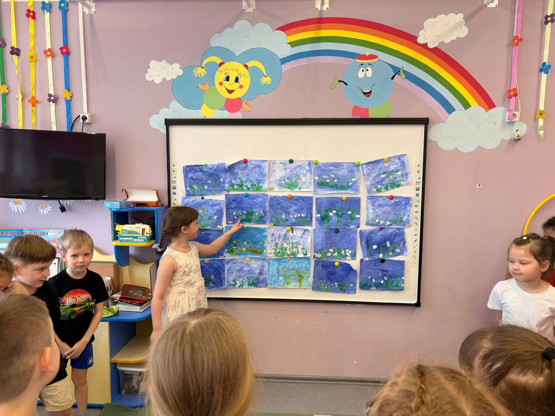 На этой неделе ребята из подготовительной группы № 3 закрепили свои знания о первых весенних цветах 