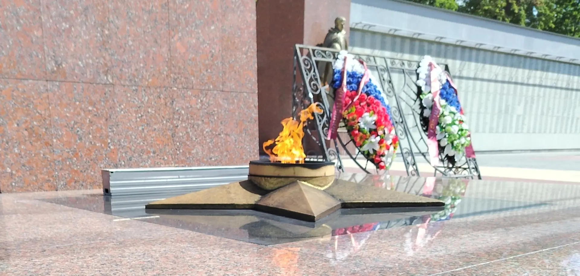 Сегодня День памяти и скорби. В этот день мы вспоминаем героев своих семей в кругу близких. Зажигаем