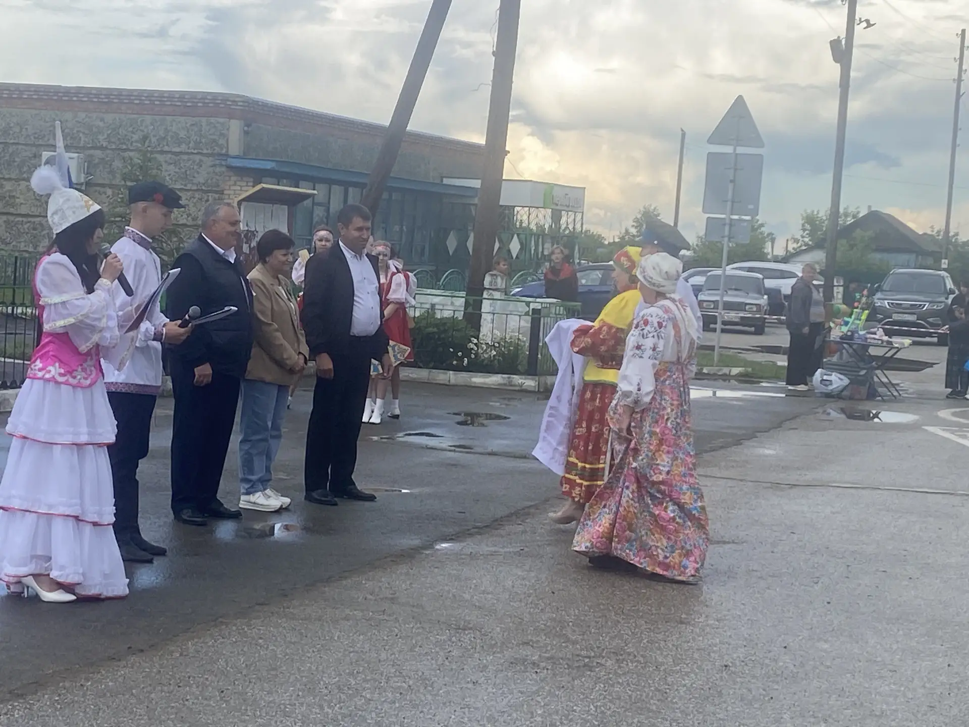 Не просто День села, а настоящий хоровод дружбы прошёл в с. Толсты! 💫

12 июня в селе Толсты отмети