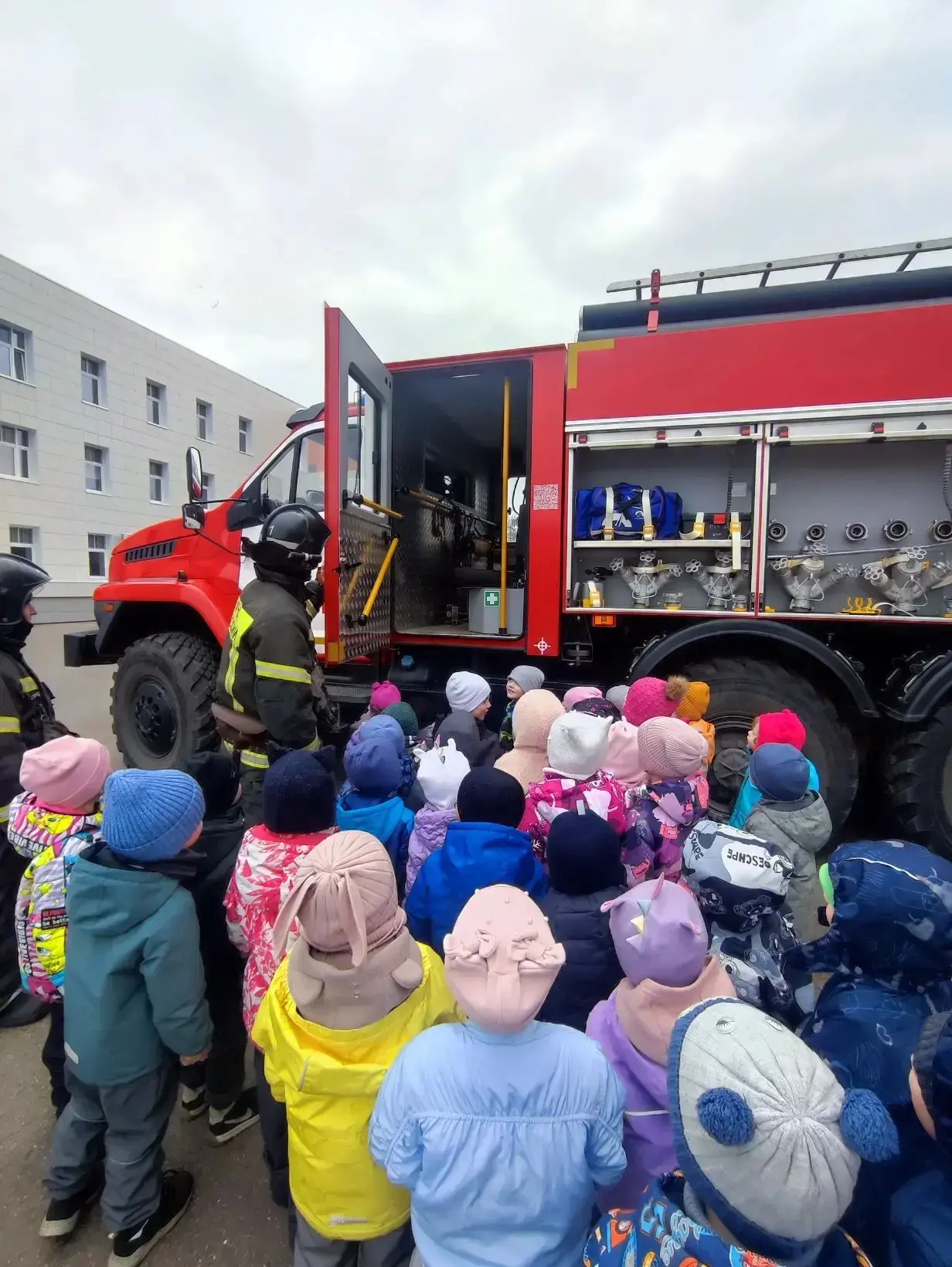 Увлекательная экскурсия для дeтей!

👩‍🚒В преддверии Дня пожарной охраны , в гости к воспитанникам 