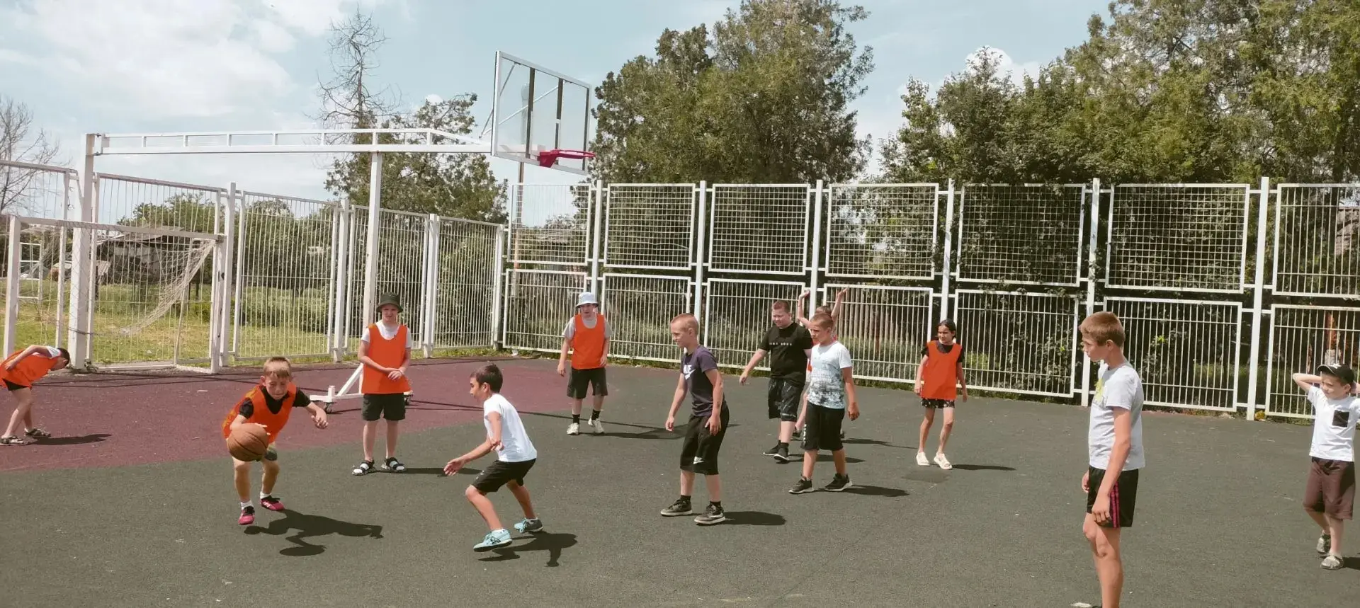 🏀☀️ В рамках летней оздоровительной кампании 18 июня в посёлке Уманский инструктор по спорту Вадим 