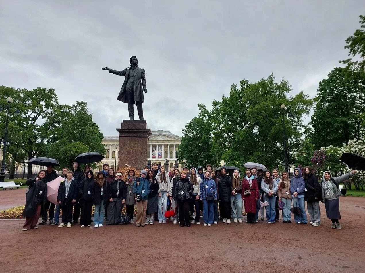 Петербург — любовь с первого взгляда 🇷🇺❤️

🚝 10-е классы Предуниверсария РГГУ вернулись из незабы