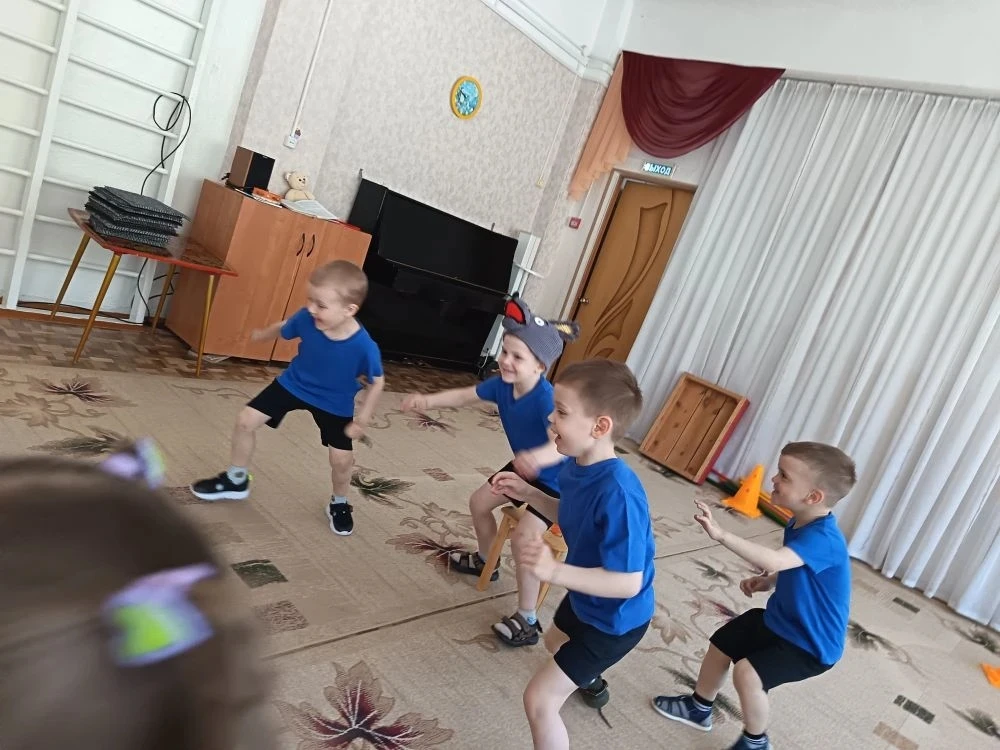 Как проходят занятия физкультурой в средней группе?
🤸🏃
Наши ребята не просто делают зарядку, а отп