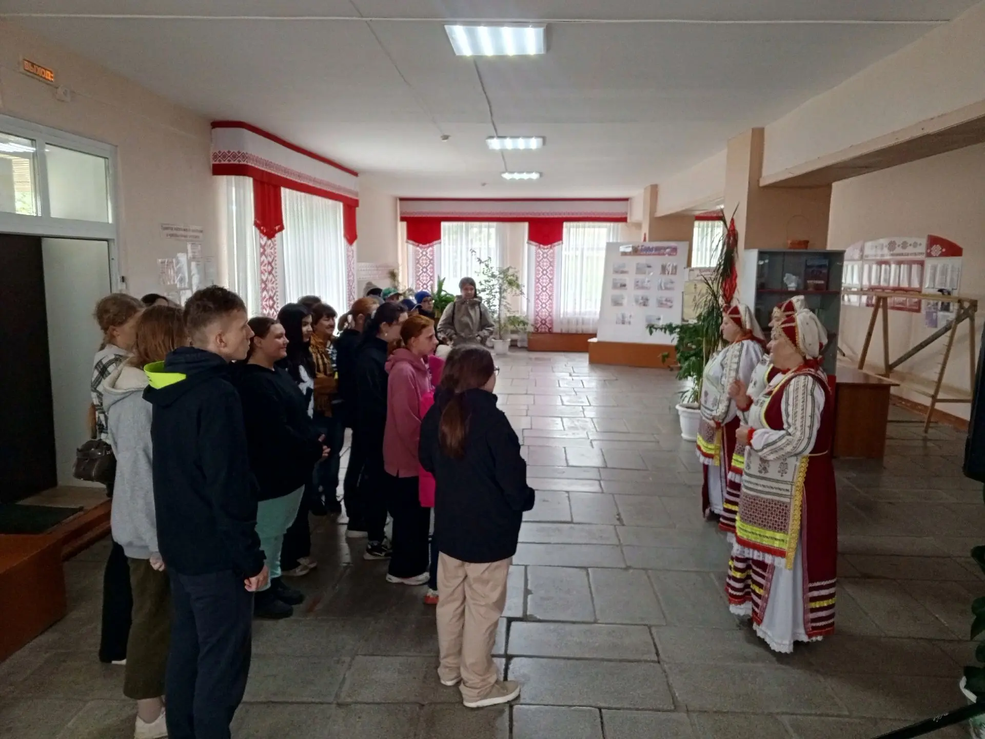 В рамках развития туризма в Чебулинском округе большая делегация учащихся школ г. Кемерово побывали 