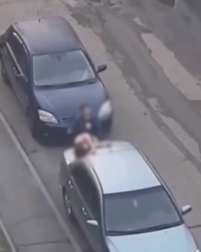 «Романтическое» свидание прямо во дворе многоквартирного дома😳

Видео 18+ и подробности 👈🏻