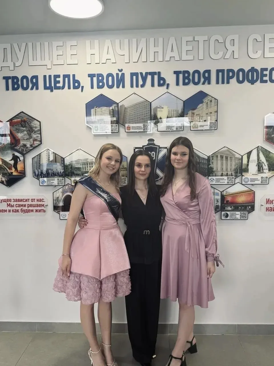 Торжественное вручение аттестатов выпускникам 9 «В»  класса!

Четвертого июня состоялось торжественн
