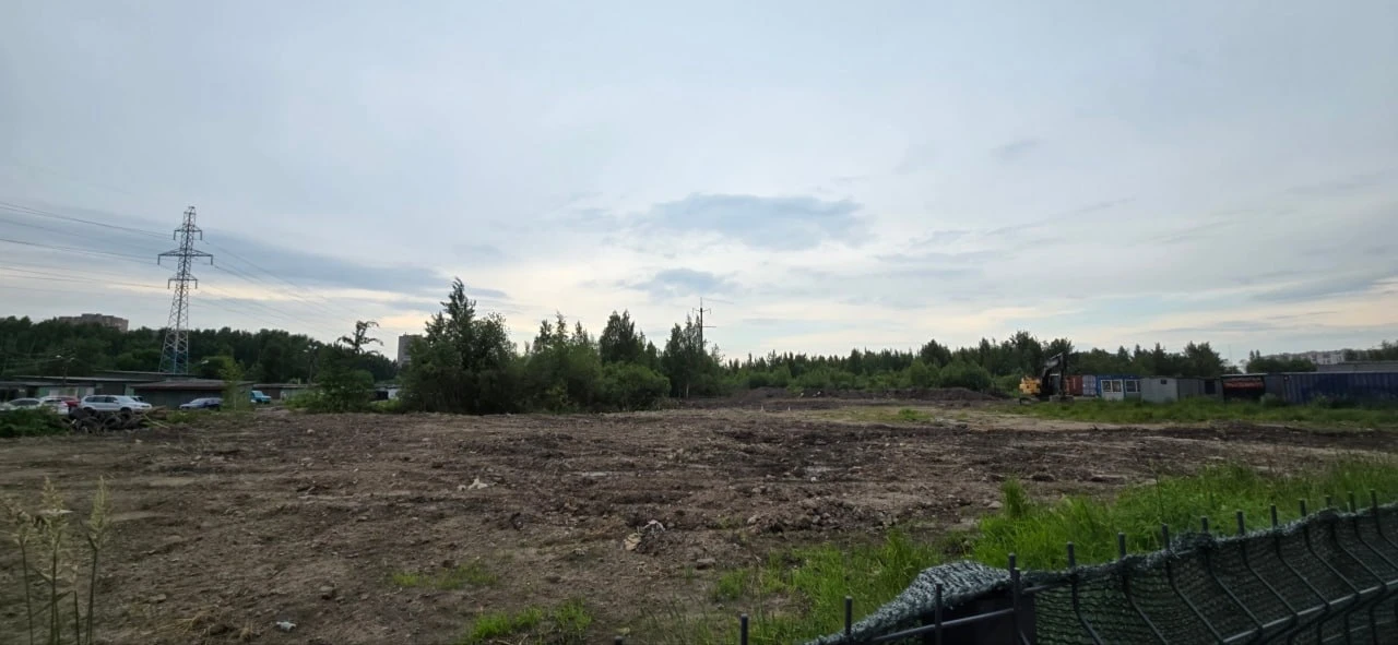 На Лопатина рядом с въездом в Новый Оккервиль выровняли площадку и обнесли забором 🏗🚧

Возможно, н