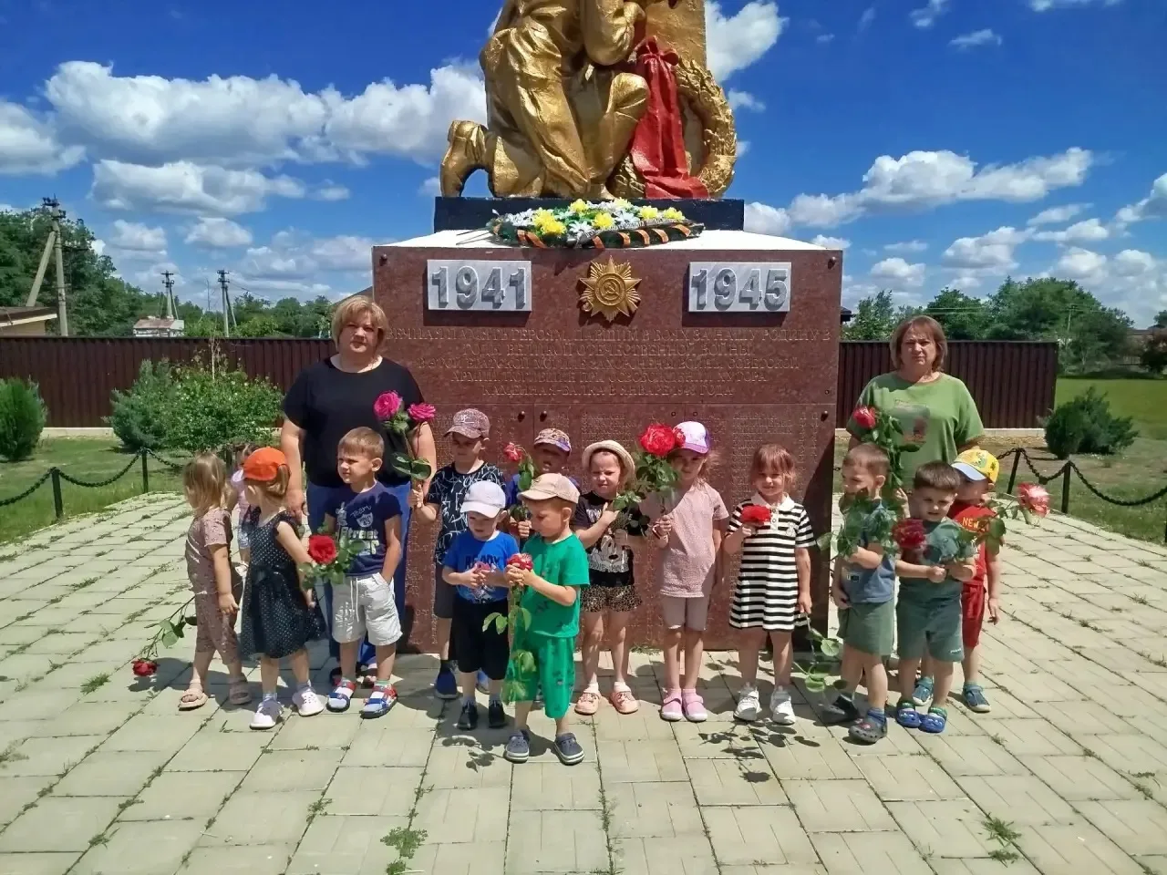 22 июня в День памяти и скорби, воспитанники МБДОУ детского сада N 17 “Колобок» возложили цветы и бу