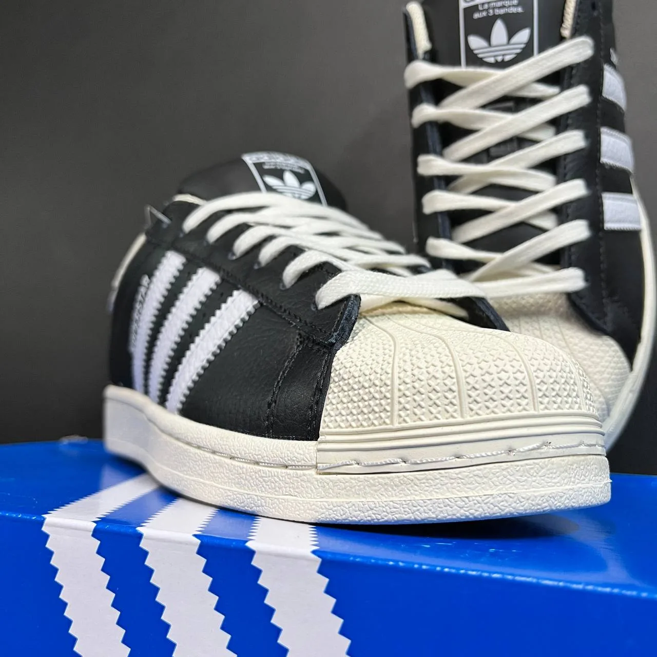 👟  Adidas Superstar  👟

 ⚫🤍 — чёрный верх + бежевая подошва и белые полоски. Беспроигрышная класс