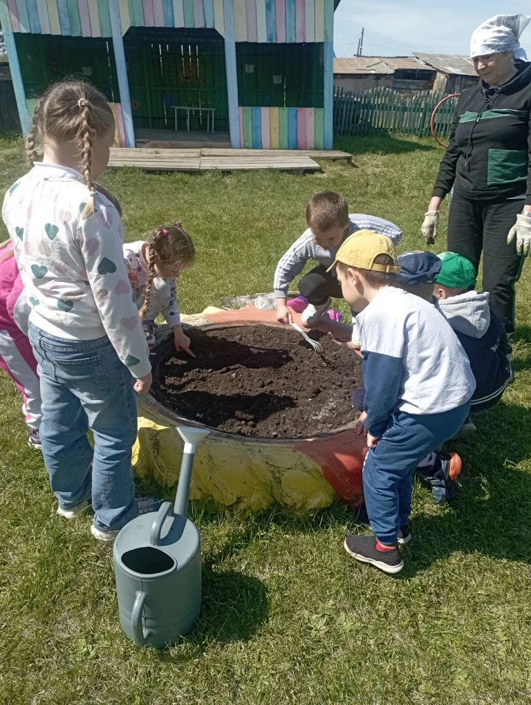 В рамках реализации проекта "Клумба выпускника"💐 воспитанники разновозрастной группы "Теремок", под