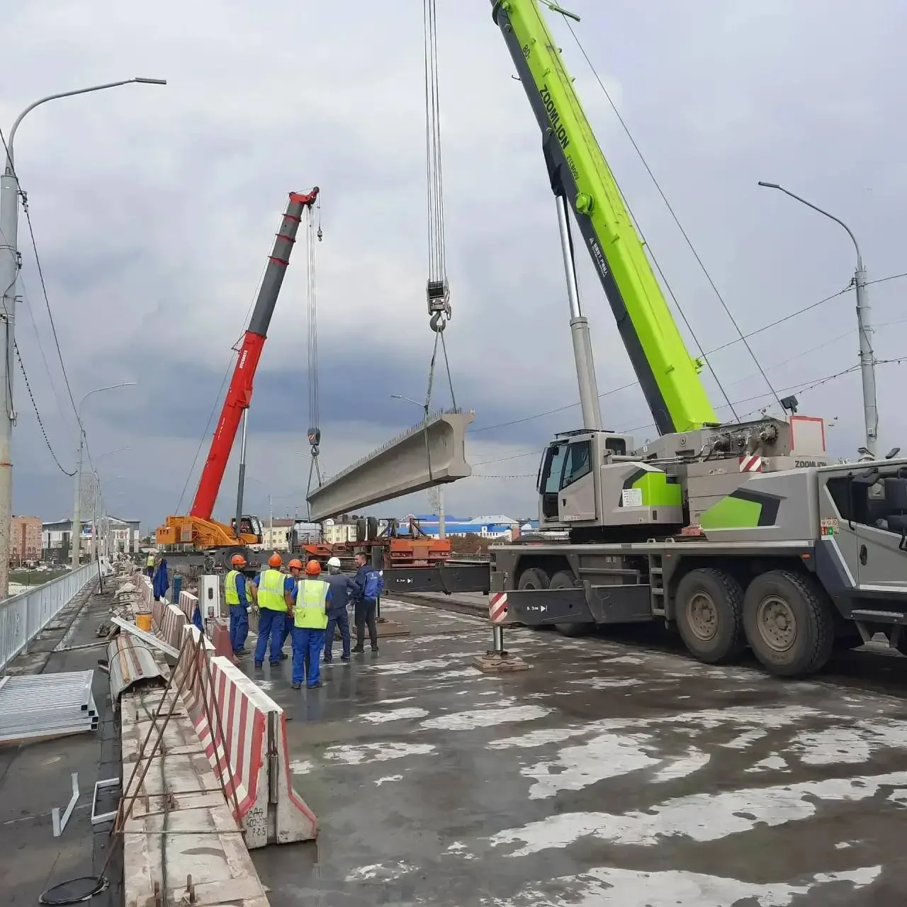 Тем временем на мосту через Урал на улице Донгузской кипит работа. Специалисты уже поставили на мест