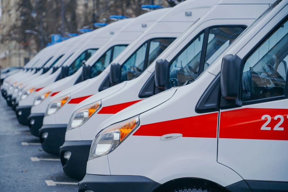 Петербург закупил в этом году 100 новых автомобилей скорой помощи. Они поступают в районные поликлин