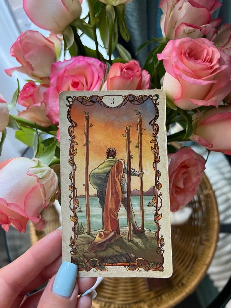 🌅 Карта дня: 3 ЖЕЗЛОВ

«Пора расширять горизонты».

Тройка Жезлов говорит: «Ты заложил фундамент — 