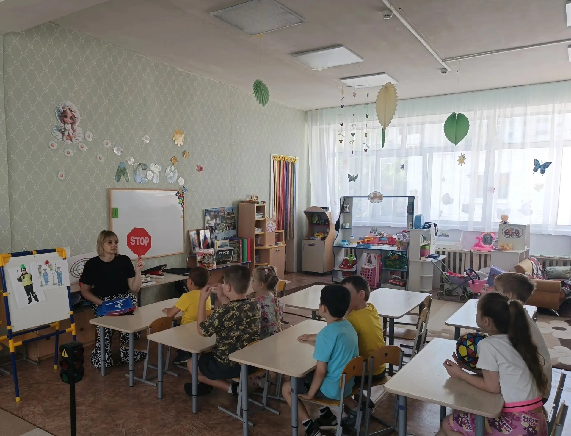 «День ГИБДД»
Сегодня в группах № 1 и 5 прошла познавательная беседа, посвященная Дню ГИБДД. Ребята с