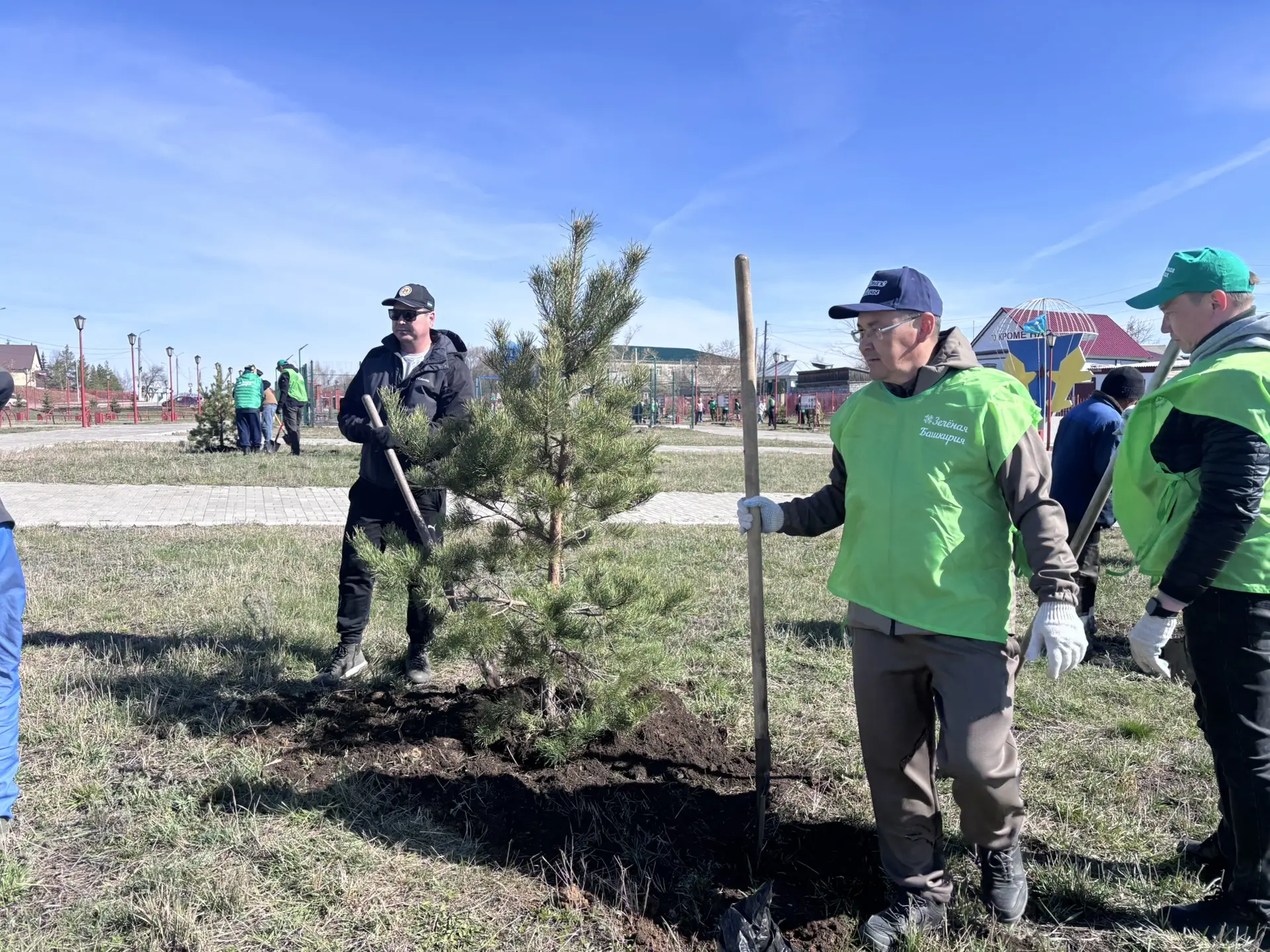 🌱 Наши преподаватели в деле!

Команда детской школы искусств сегодня участвовала в акции «Зелёная Б