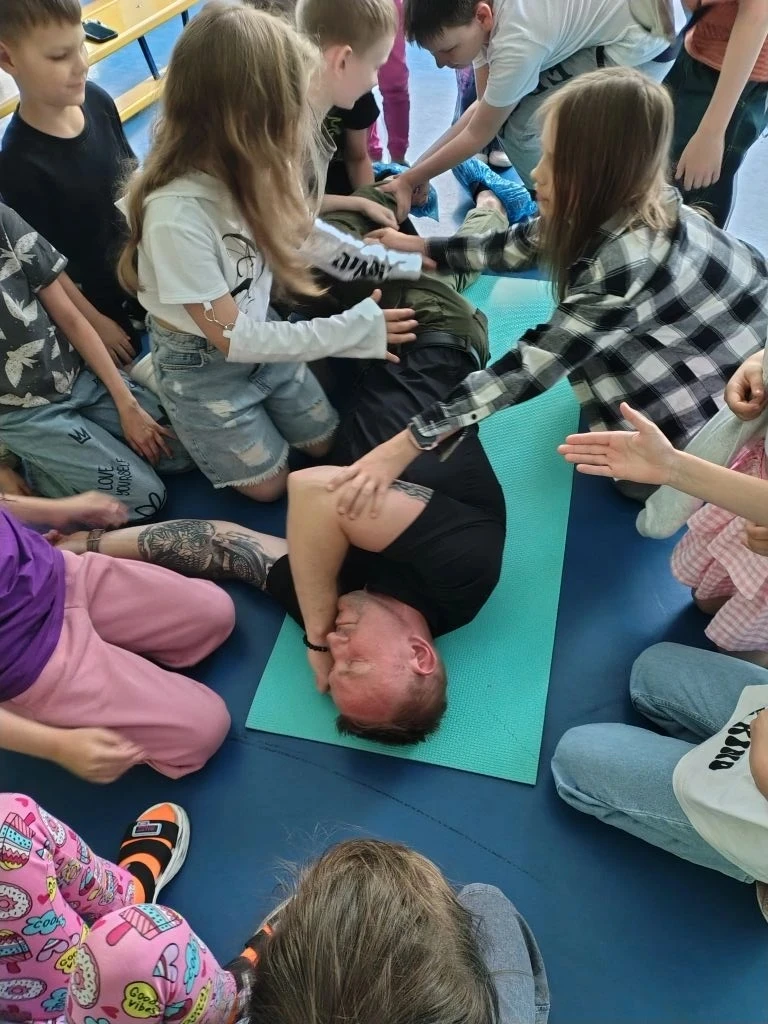 День 6🌿
🌟Сегодня ребята вернулись в летний лагерь "Солнечный" ☀️ и отправились в библиотеку "Патри