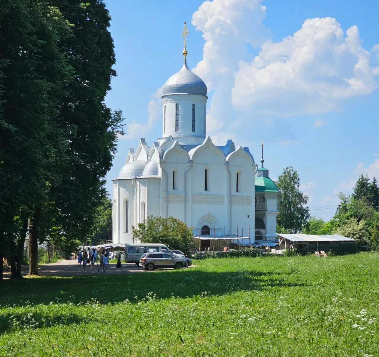 Звенигород. Древний Успенский собор (1390-е гг.) в Городке (кремле), больница Чехова, памятник Любов
