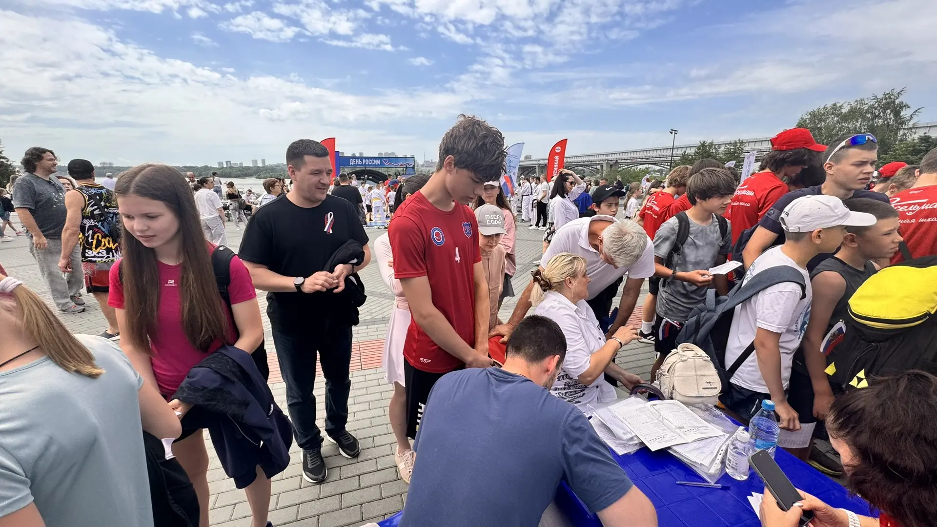 Сегодня на Михайловской набережной проходят праздничные мероприятия, посвященные Дню России🇷🇺

Зде