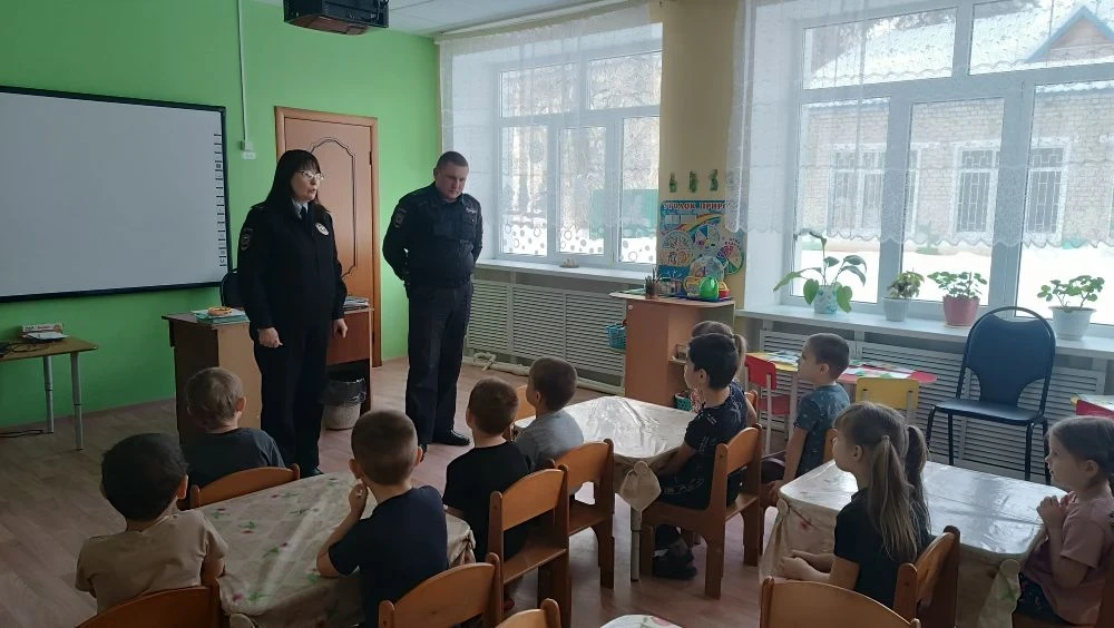 8 февраля в гости к ребятам старшей - подготовительной группы пришли 
сотрудники  МОМВД России «Сасо