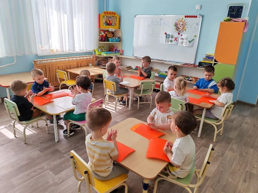 Группа раннего возраста. Лепка на тему:"Флаг"
Задачи:  продолжать учить детей скатывать  на дощечке 