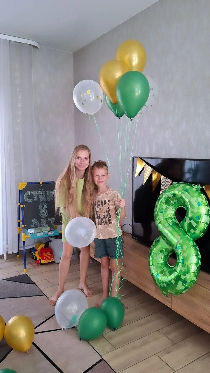Сегодня день рождения у нашего Степана 🎉8️⃣🥳
Отмечаем первым вкусным арбузом 🍉 и моим тортом 🍰