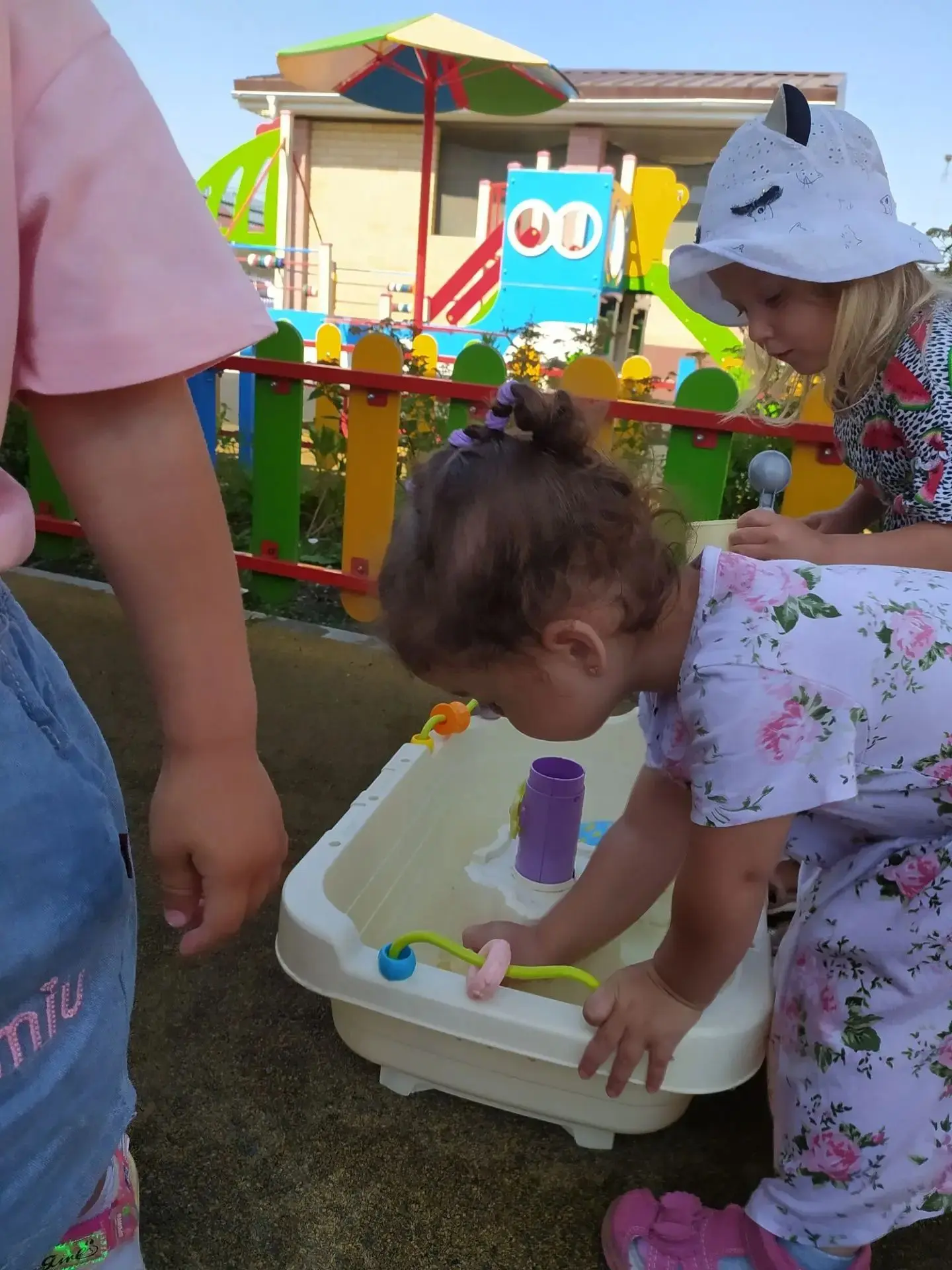☀️ Игры с водой для «Карапузиков»! 💦

Лето – это маленькая жизнь, а прогулки в нашей группе «Карапу