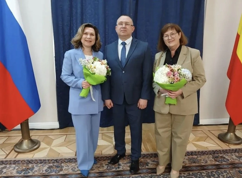 💥 Друзья, спешим поделиться с вами чудесными новостями! В канун Дня России троим сотрудникам НМИЦ о