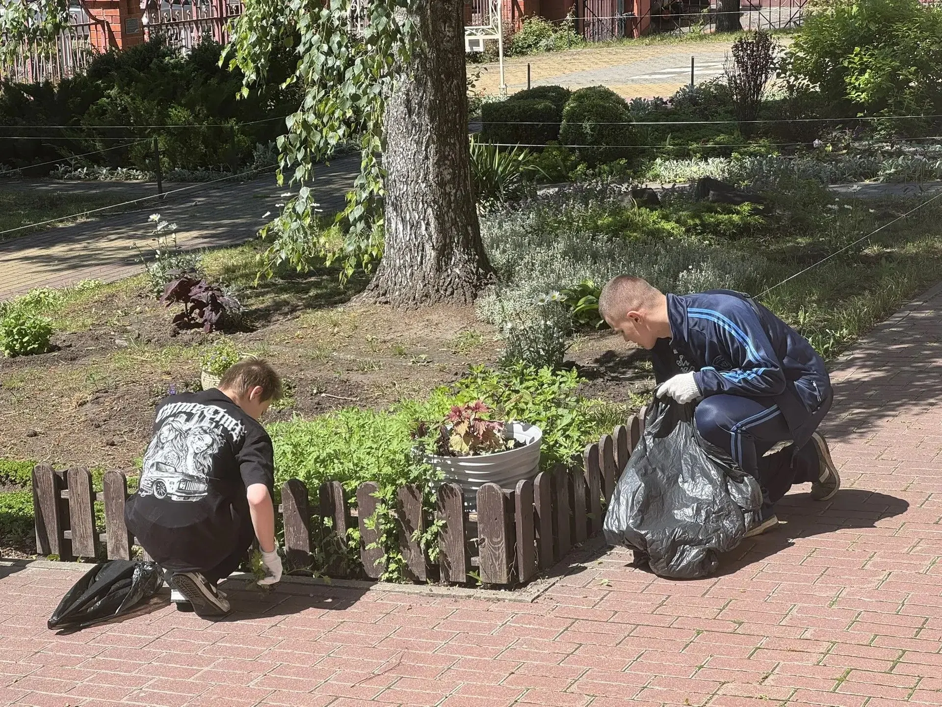 🌿Благоустройство в самом разгаре!🌿

Уже вторую неделю на территории нашей школы кипит работа. Наши